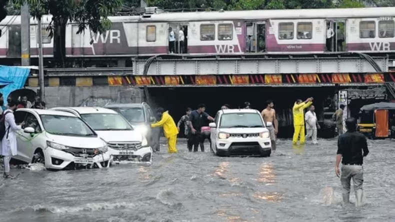 Mumbai Rains: मुंबई में बारिश का रेड अलर्ट, सभी स्कूलों की छुट्टी घोषित