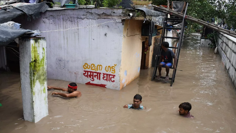 बाढ़ बारिश के बाद जलसंकट से परेशान दिल्ली, इन इलाकों में गहराई पानी की समस्या