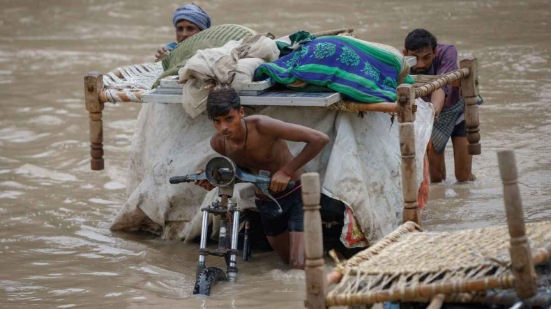 दिल्ली ही नहीं लोनी-नोएडा-गाज़ियाबाद में भी गहराया संकट, बाढ़ से बढ़ी परेशानी