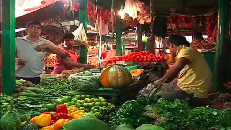 Vegetables Price Up: टमाटर ही नहीं कई सब्जियों की कीमत आसमान पर, महंगे हुए आलू-प्याज