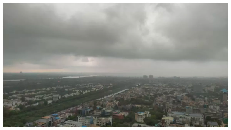 Weather: दिल्ली-NCR का बदला मौसम, दिन में छाया अंधेरा, अचानक हुई झमाझम बरसात