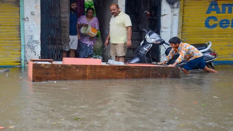 Weather: भारी बरसात की वजह से 34 लोगों की मौत, दिल्ली से शिमला तक रास्ते बने समंदर