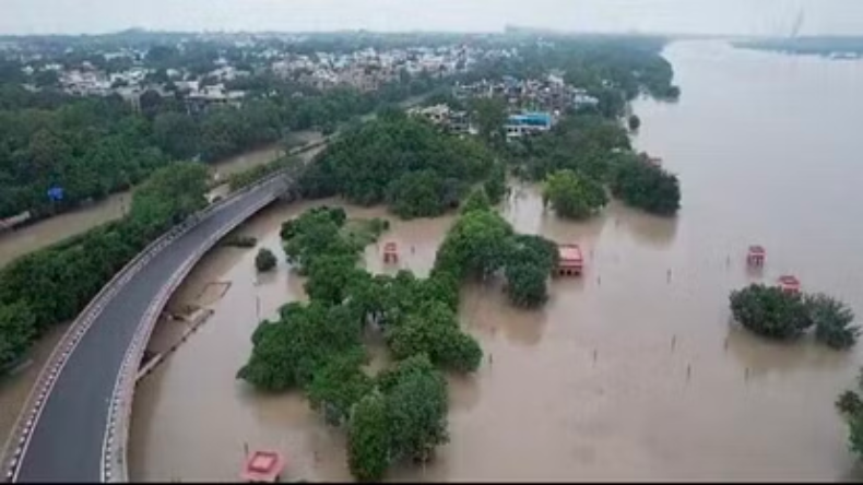 Delhi: कई जगहों पर एक-एक मंजिल तक पानी, फंसे हैं लोग, 24 घंटे में 5000 को निकाला