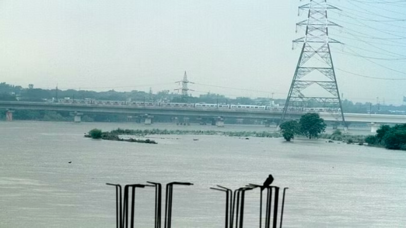 Delhi Flood: दिल्ली-NCR में कई जगहों पर बारिश शुरू, यमुना अभी भी खतरे के निशान से ऊपर