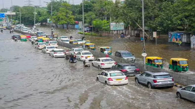 बाढ़ का पानी हुआ कम तो दिल्ली पर अब मंडराया ये खतरा, जारी हुआ हेल्पलाइन नंबर