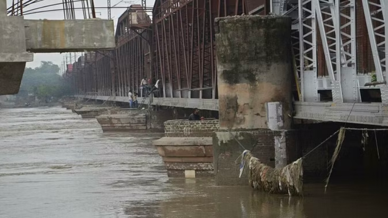 Delhi Flood: दिल्ली में बाढ़ का खतरा बढ़ा, तीसरी बार खतरे के निशान से ऊपर पहुंची यमुना