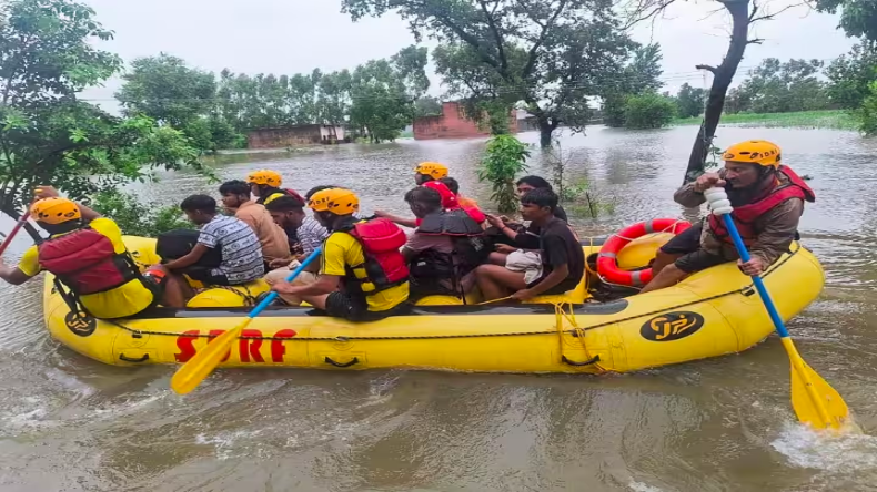 यूपी के 13 जिलों में बाढ़, गंगा नदी अलर्ट लेवल से ऊपर, इन जगहों पर घुसा पानी