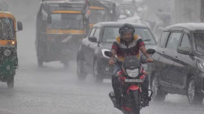 Weather : उत्तराखंड-गुजरात के साथ 12 हिस्सों में आज बारिश के आसार, जानें मौसम का हाल