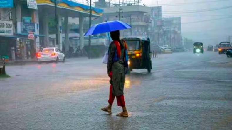 Weather: दिल्ली में अगले 6 दिन बारिश के आसार, मुंबई में रेड अलर्ट, जानें मौसम का नया अपडेट