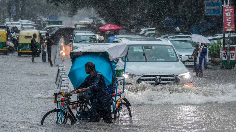 Weather: दिल्‍ली-NCR में 3 दिनों तक बारिश का अलर्ट, हिमाचल में भूस्खलन-बाढ़ का खतरा