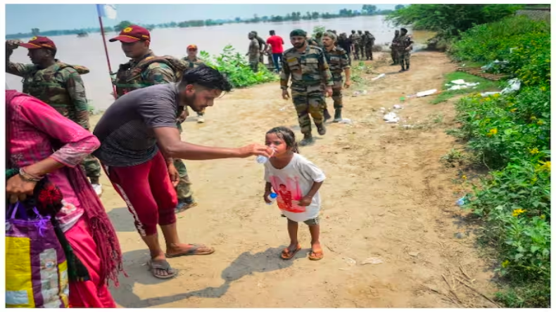 Punjab Flood: पंजाब में बाढ़ से बर्बाद फसल, भारत-पाक सीमा के नजदीक कई घर तबाह