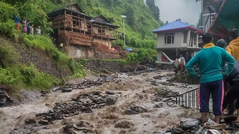 Heavy Rains: पहाड़ों से लेकर मैदान तक बारिश का कहर, हिमाचल में 80 तो पंजाब में 10 मौतें