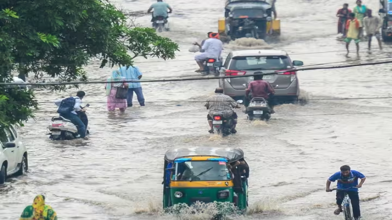 Delhi Floods: खतरे के निशान से ऊपर बह रही यमुना, दिल्ली NCR में आफत की बारिश