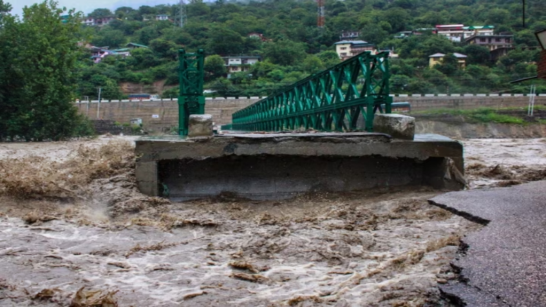 बारिश ने भारत के साथ-साथ इन देशों में भी मचाई तबाही