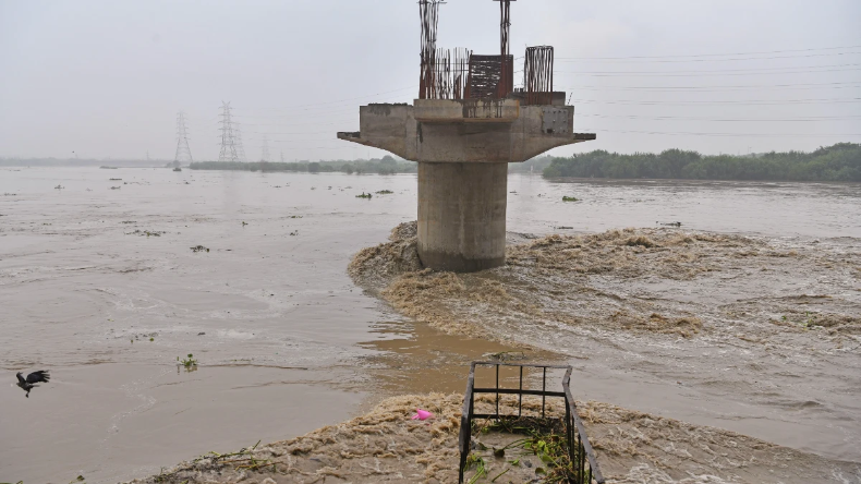 Delhi Flood: चार दिन से बढ़ रहा है यमुना का स्तर पिछले 3 घंटों से स्थिर