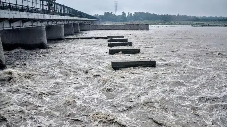 Delhi Rains: खतरे के निशान से ऊपर पहुंचा यमुना का पानी, केजरीवाल सरकार अलर्ट