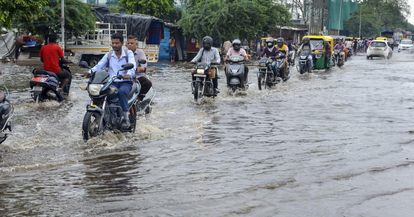 IMD: महाराष्ट्र और गुजरात में भारी बारिश के कारण NDRF की टीमें तैनात, पुलिस स्टेशन में भरा पानी