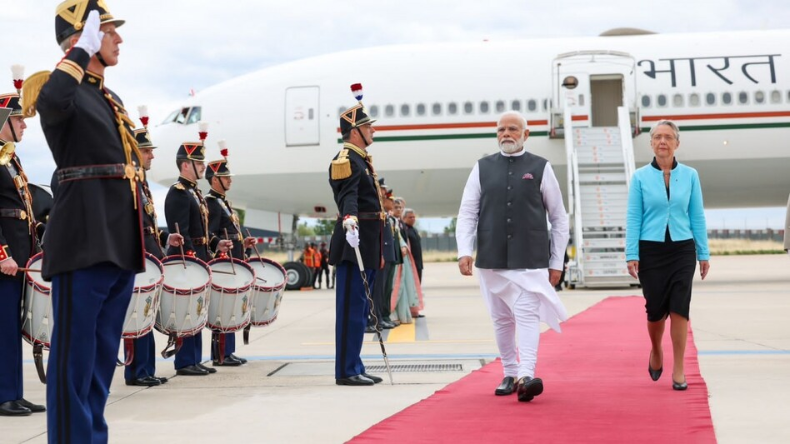 PM Modi France Visit: दो दिवसीय दौरे पर पेरिस पहुंचे पीएम मोदी, एयरपोर्ट पर हुआ भव्य स्वागत