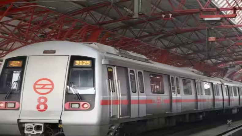 Delhi Metro: मेट्रो के दरवाजे में साड़ी फंसने से महिला की मौत, सेंसर नहीं कर रहा था काम