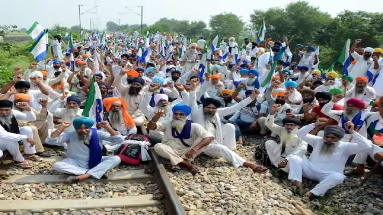 किसान आंदोलन के चलते रेल मार्ग हुआ प्रभावित, पंजाब और हरियाणा में सैकड़ों यात्री फंसे