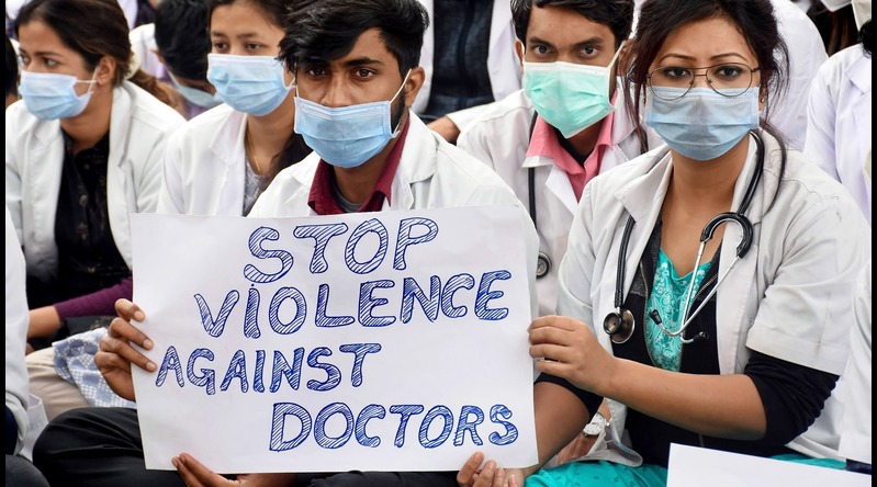 Doctors protest: दिल्ली में 9 हजार डॉक्टरों ने शांति मार्च निकाला, रखी ये मांग