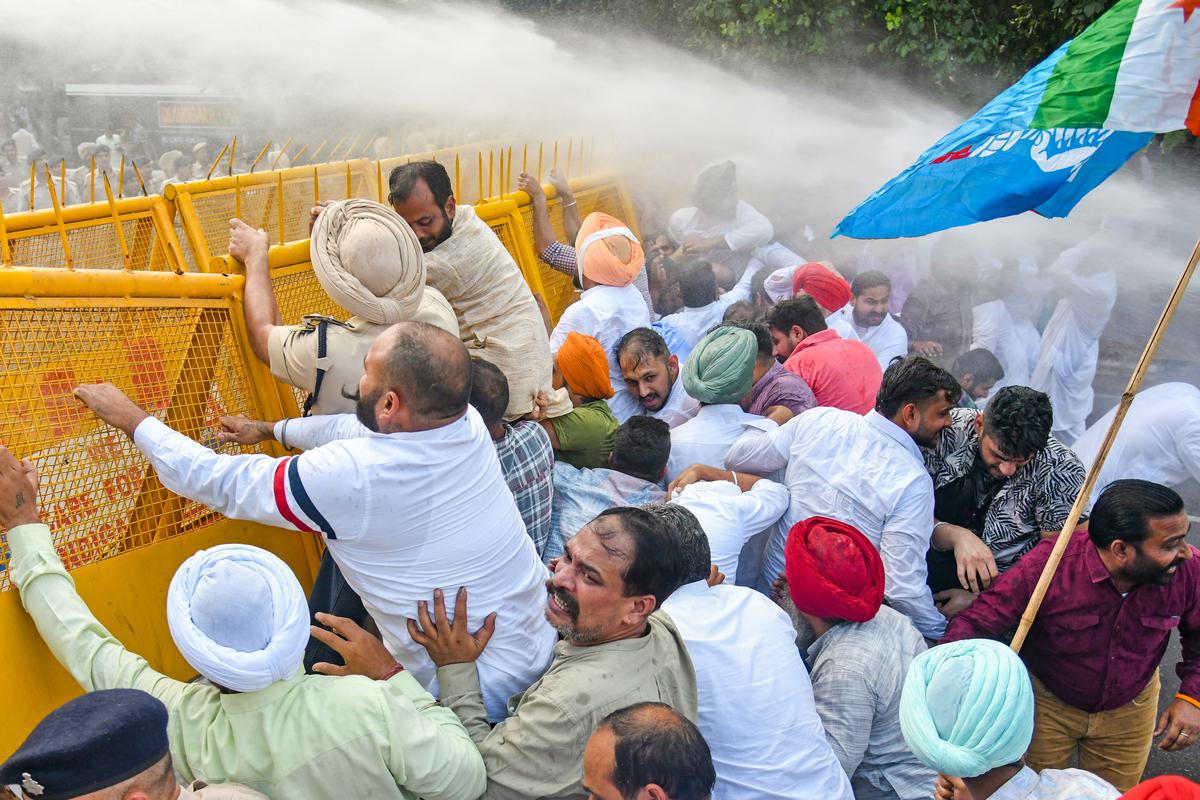 SYL Canal Dispute: चंडीगढ़ में एसवाईएल मुद्दे पर अकाली दल का प्रदर्शन, पुलिस ने किया तितर-बितर