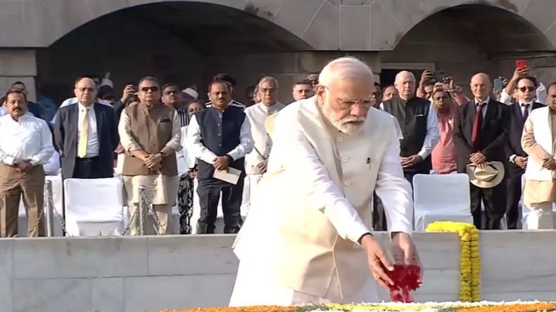 Gandhi jayanti: पीएम मोदी ने राजघाट पहुंचकर दी श्रद्धांजलि, बोले- बापू का प्रभाव वैश्विक