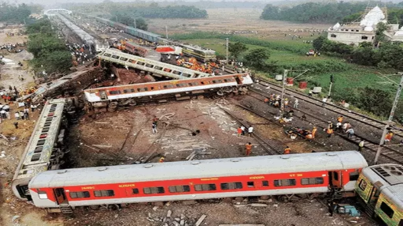 North East Express incident: 120 किलोमीटर प्रति घंटे की रफ्तार, दो फीट तक फटी पटरी, 4 की मौत-100 घायल