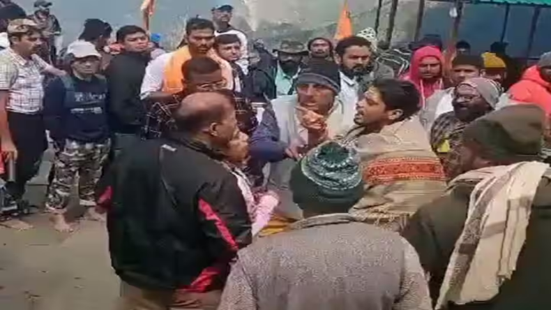 उत्तराखंड: रुद्रप्रयाग में तीर्थ यात्रियों और पुजारी के बीच जमकर हुई मारपीट, वीडियो वायरल