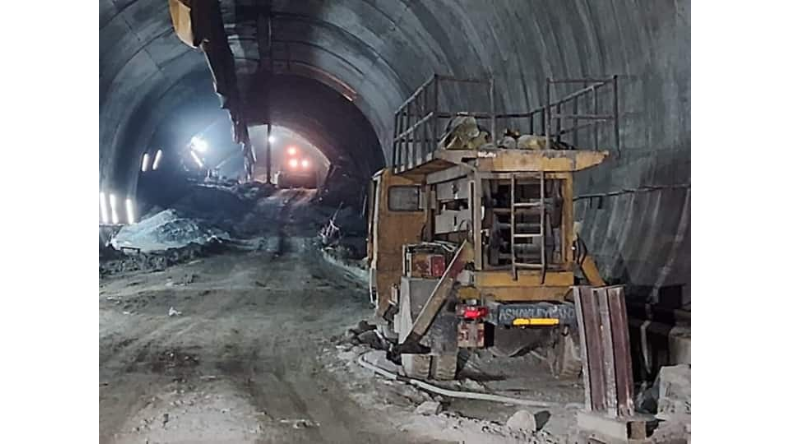 Uttarkashi Tunnel Collapse Explained: टनल में फंसे मजदूरों को निकालने के लिए मंगाए गए रोबोट, जानिए अब तक क्या-क्या हुआ