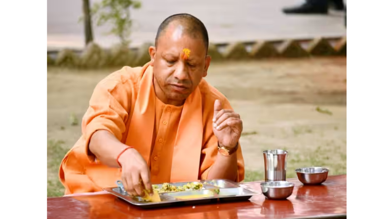 CM Yogi in Gorakhpur: आंवला वृक्ष के नीचे भोजन कर सीएम योगी ने किया एकादशी व्रत का पारण, जानें इसका पौराणिक महत्त्व