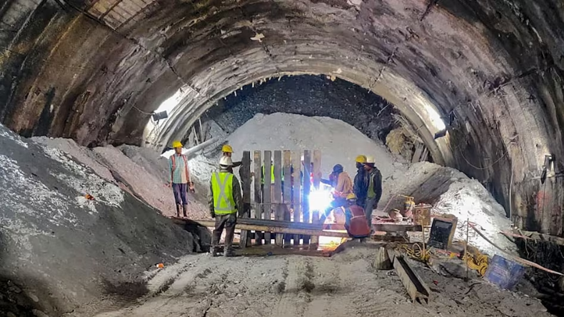 Uttarkashi Tunnel Update: उत्तरकाशी में अंतिम चरण में रेस्क्यू, महज 10 मीटर का फासला बाकी; एंबुलेंस तैनात