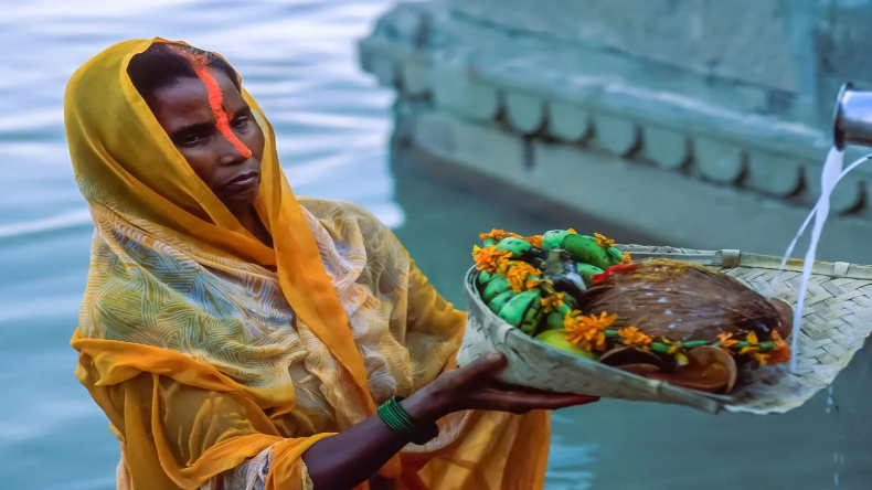 Chhath Puja 2023: छठ पर्व के तीसरे दिन का जानिए सूर्यास्त का समय और मंत्र