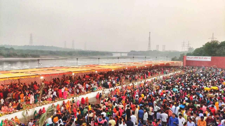 Chhath Puja: दिल्ली, बिहार ही नहीं अमेरिका में भी उमड़ी श्रद्धालुओं की भीड़, मन मोह लेंगी आखिरी दिन की तस्वीरें