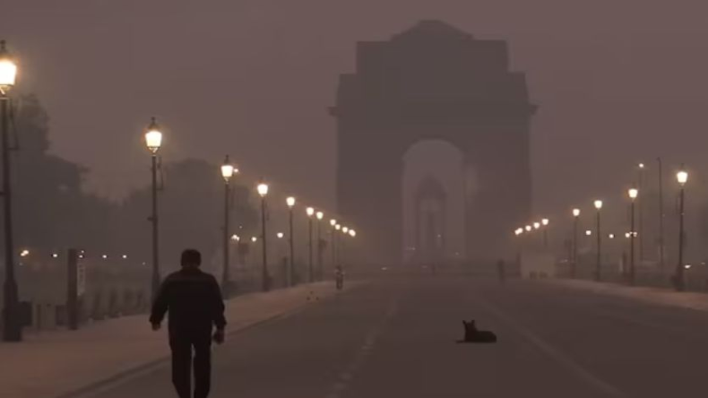 Delhi Pollution: दिल्ली की वायु में आया कुछ सुधार, अब भी खराब श्रेणी में आबोहवा, जानें AQI