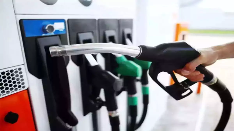 Petrol-Diesel Price : कच्चे तेल की कीमत में आई गिरावट, जानें कौन से शहर इस लिस्ट में शामिल