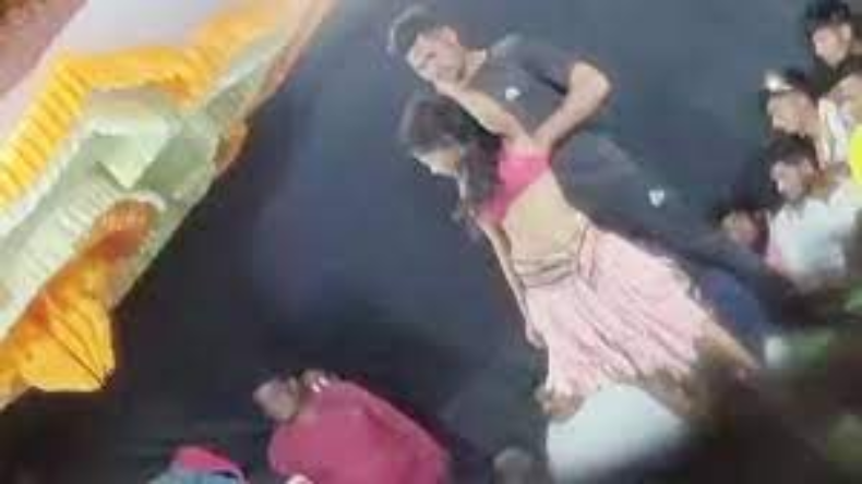 Viral video : स्टेज पर लोगों के सामने पहले लड़के ने उतारे कपड़े, फिर लड़की ने किया न्यूड डांस, मचा बवाल