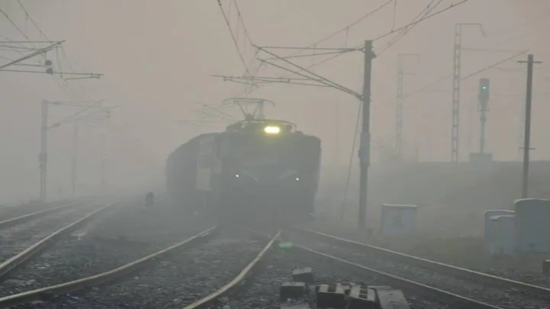 Railway Update: रेलवे ने दिसंबर से मार्च 2024 तक 22 जोड़ी ट्रेने की रद्द, कोहरा बना कारण