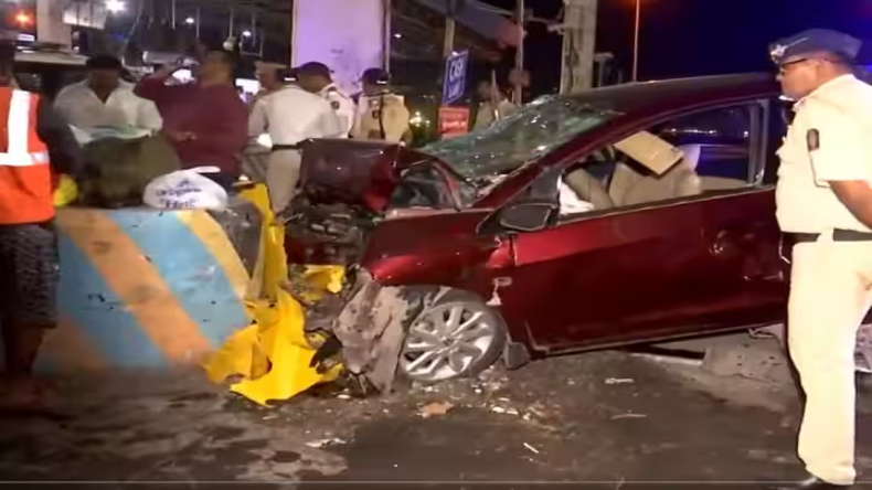 Mumbai Accident: मुंबई के बांद्रा में टोल प्लाजा पर खड़ी 6 गाड़ियों से टकराई तेज रफ्तार कार, तीन की मौत