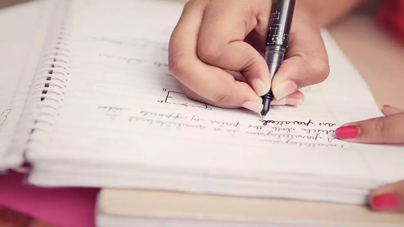 Handwriting Benefits: जानिए स्टूडेंट्स को पेपर पर लिखने की आदत क्यों डालनी चाहिए?