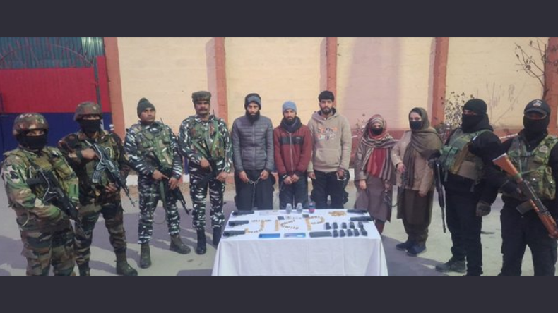 4 People Arrested in Bandipora: बांदीपुरा में महिला समेत 4 लोग गिरफ्तार, पुलिस ने हथियार और गोला-बारूद बरामद किया