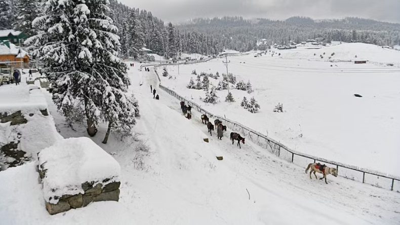 Weather: जम्मू कश्मीर सहित हिमाचल में बर्फबारी शुरु, किश्तवाड़-अनंतनाग मार्ग ऐहतियातन बंद