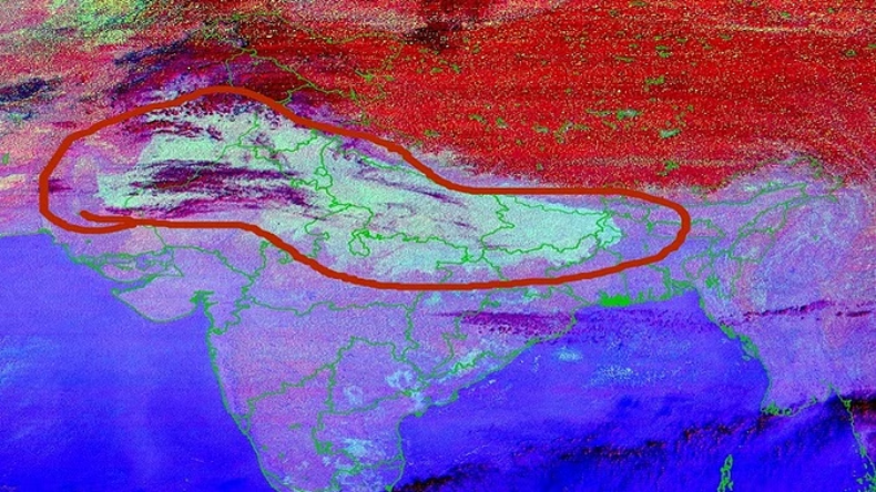 FOG LAYER : दिल्ली एयरपोर्ट पर 80 उड़ानें लेट, कई ट्रेनें पर भी दिखा असर