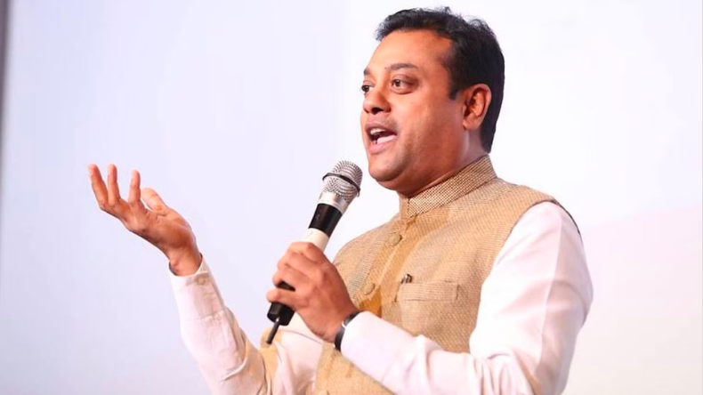 Sambit Patra Insulted Viral Video: बिन बुलाए संबित पात्रा जब गाने लगे मंच पर गाना, महिला ने छीना माइक