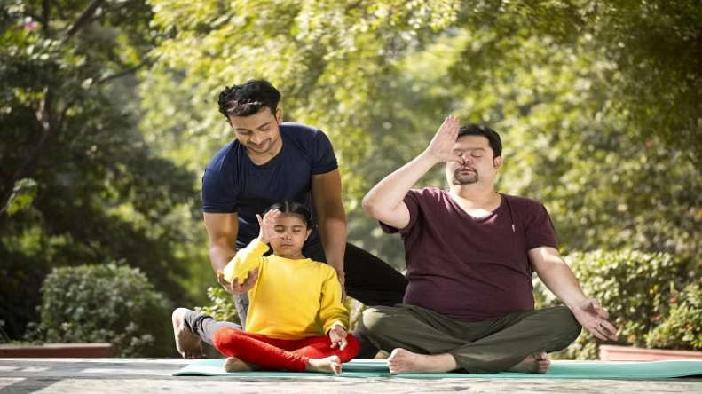 Yoga Tips: पहली बार योगासन करते समय रखें इन बातों का ध्यान