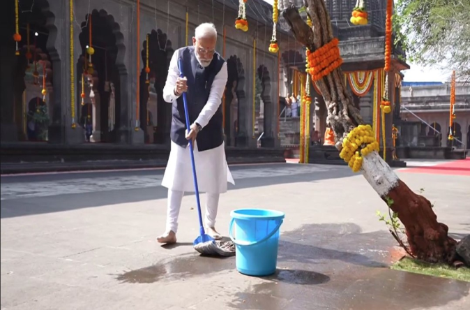 Swachhata Abhiyan: PM मोदी ने श्री कालाराम मंदिर में लगाई झाड़ू, मंदिरों में सफाई अभियान का दिया संदेश