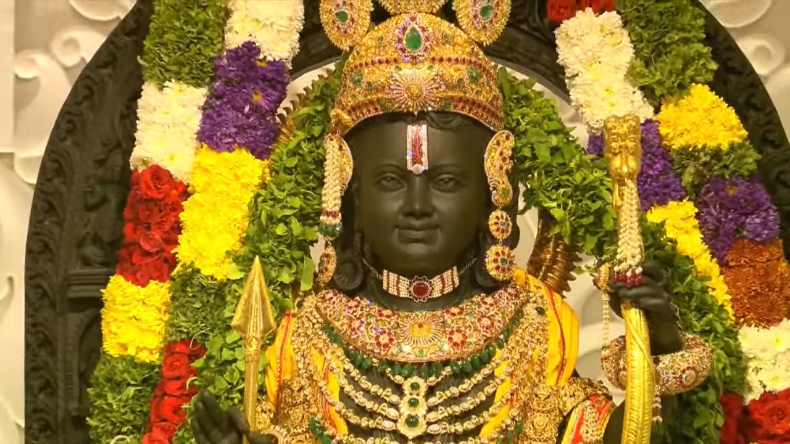 Ram Mandir Pran Prathistha: स्वर्ण आभूषण, पीतांबर वस्त्र और हाथों में तीर… रामलला के प्रथम दर्शन करें