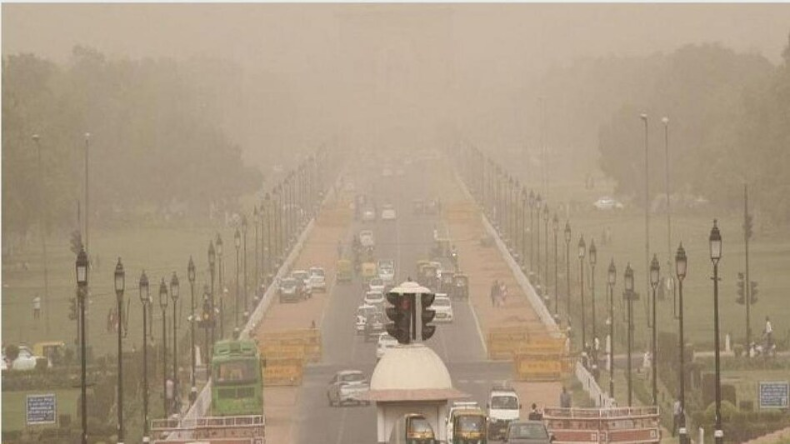 Delhi Pollution: दिल्ली की हवा फिर से खतरनाक श्रेणी में, लोगों का घुट रहा दम