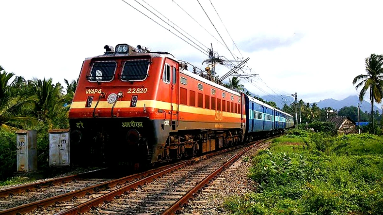 Indian Railway Viral Post : ट्रेन से पपीता गायब होने पर युवक पहुंचा RPF के पास