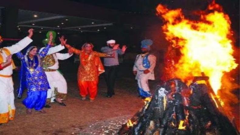 Lohri Puja Vidhi 2024: लोहड़ी के दिन घर में जरूर आएगी सुख समृद्धि इस विधि से करें पूजा, जानें पूजन सामग्री